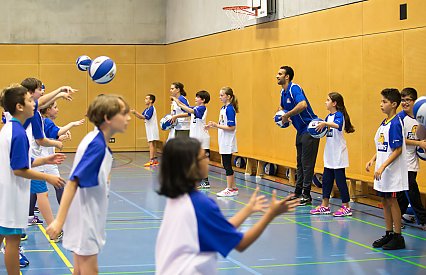 PROPROJEKT sponsors the Fraport SKYLINERS project “Basketball macht Schule”